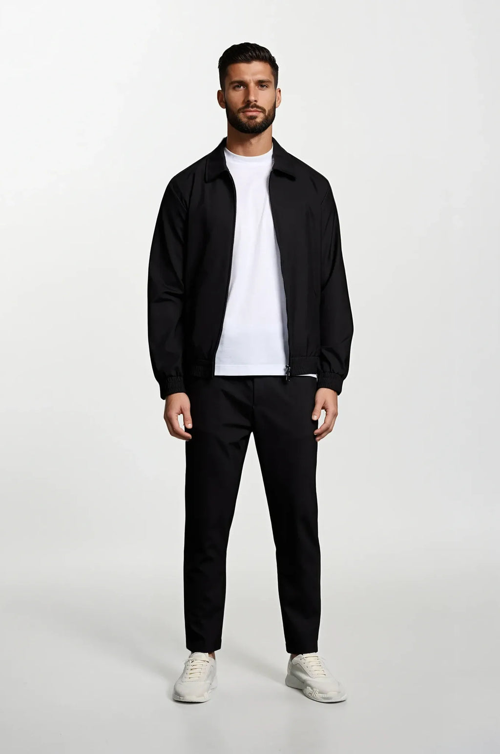 Zwarte stretch heren tech set met moderne pasvorm en minimalistische uitstraling van Mokum Alef